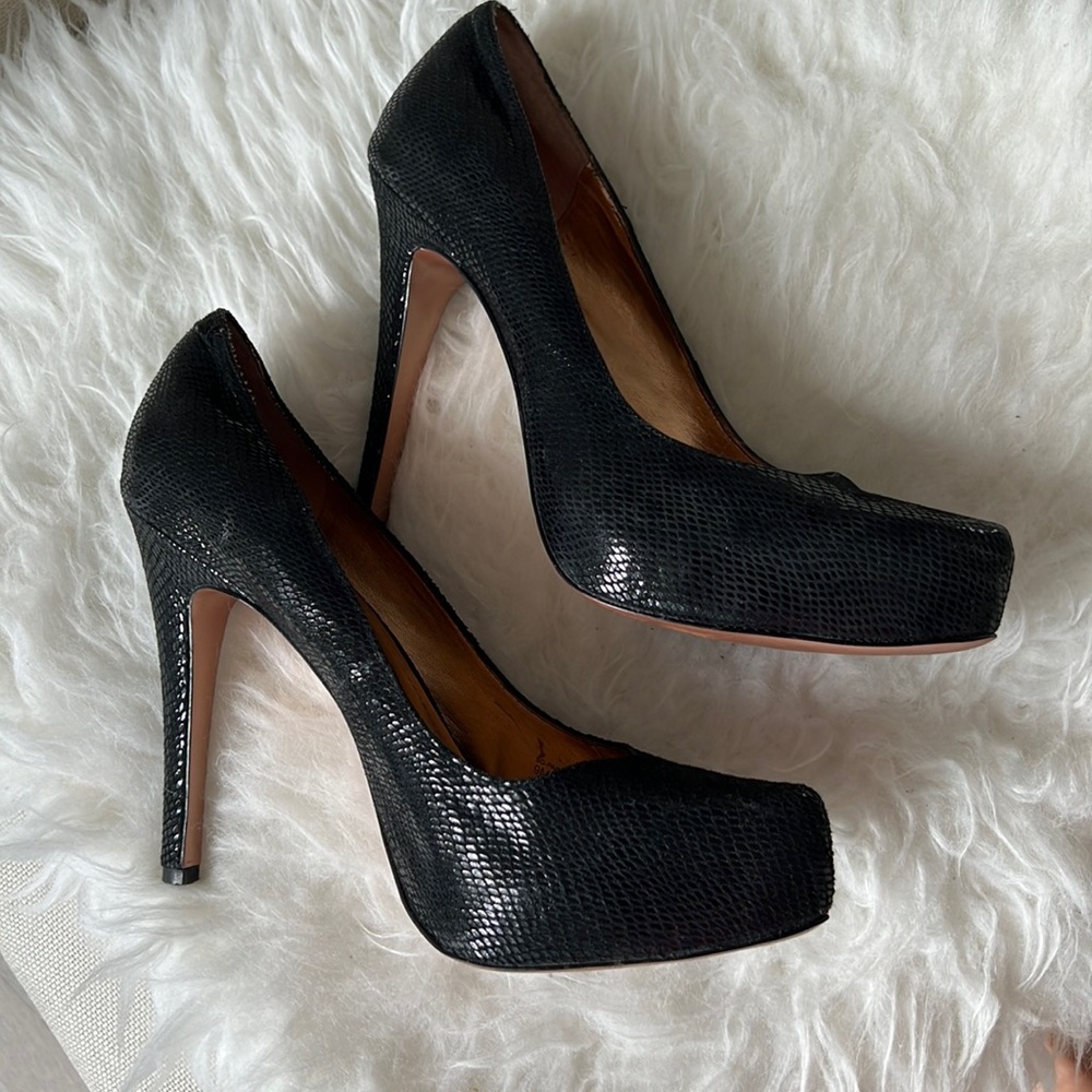 Stunning BCBG Hidden Platform Pumps, 9